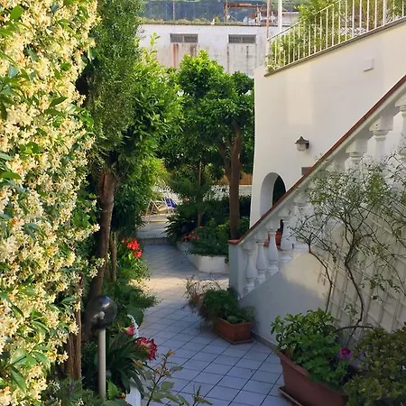 Casa Mazzella Готель